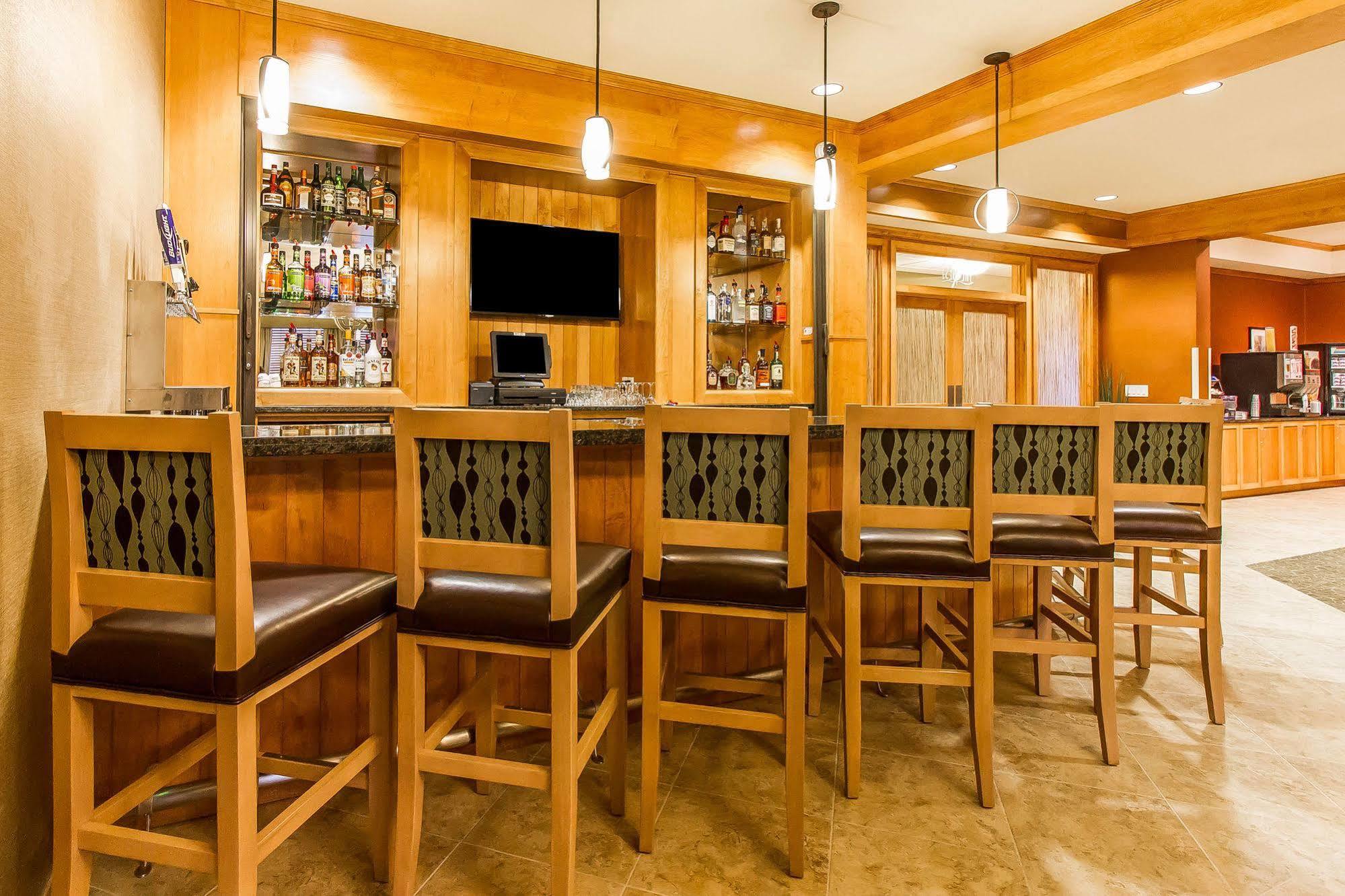 Mainstay Suites Stanley Экстерьер фото